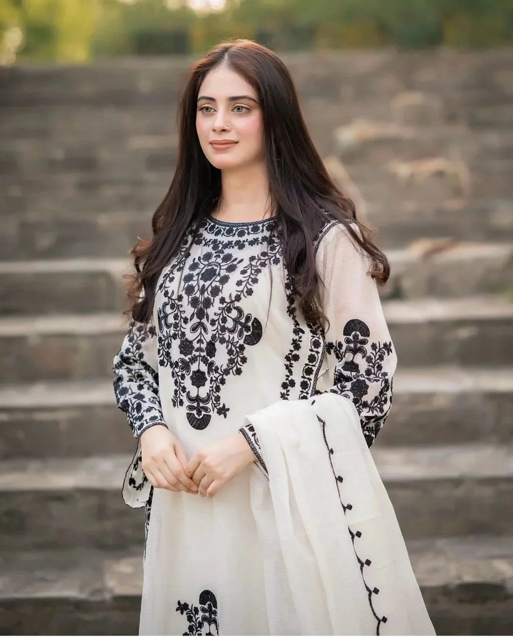 RT928 - Nisa 3PC Lawn Embroidered Suit