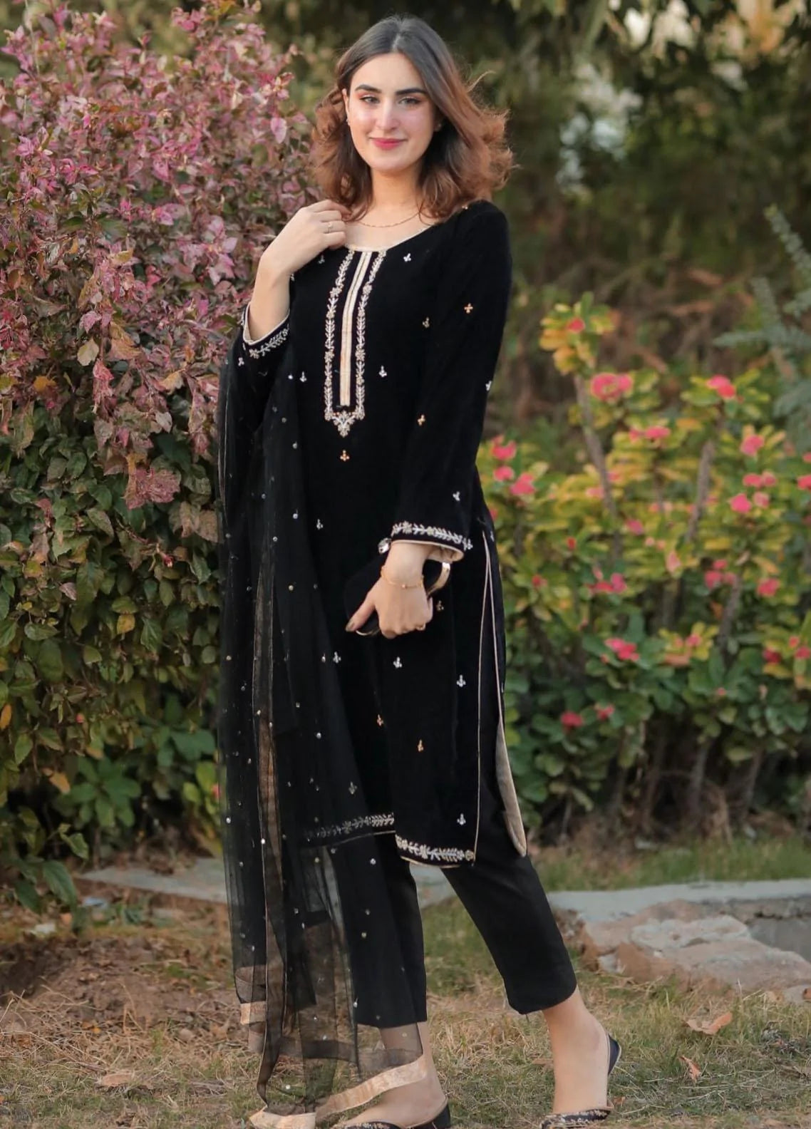 Sidra Mumtaz WINTER 3PC Valvet Front Full Embroidered Back Bazo Embroidered Bember Dupatta -RT040
